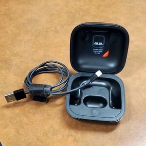 Powerbeats Pro charging case